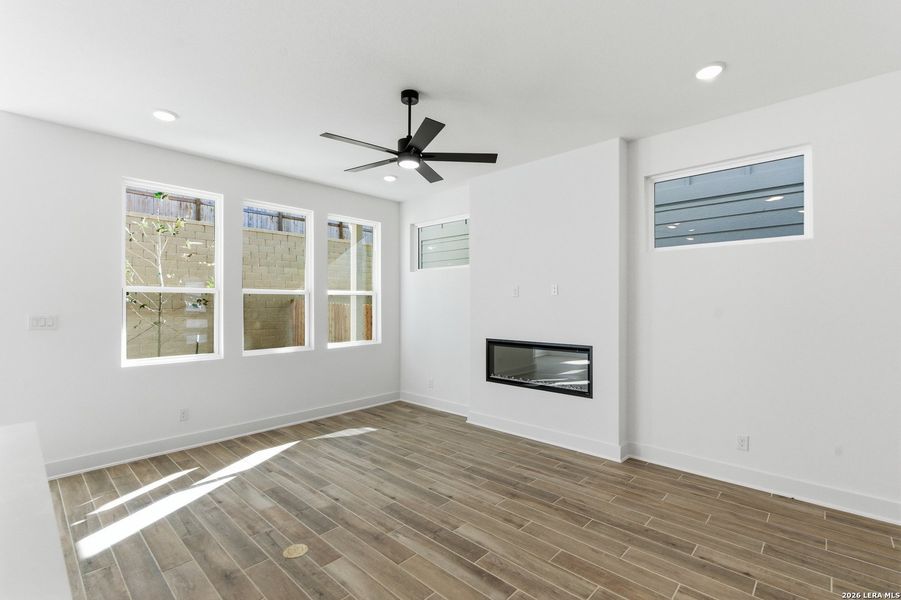 Spacious, unfurnished interior of a new home in Rose Hill, San Antonio (Image 18).
