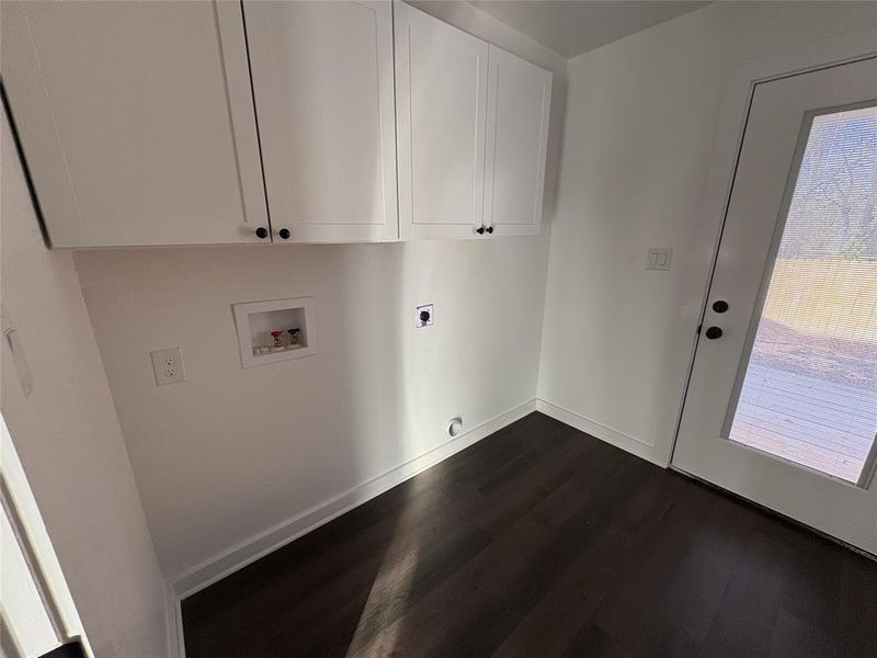 Spacious, unfurnished interior of a new home in , Mineola (Image 9).