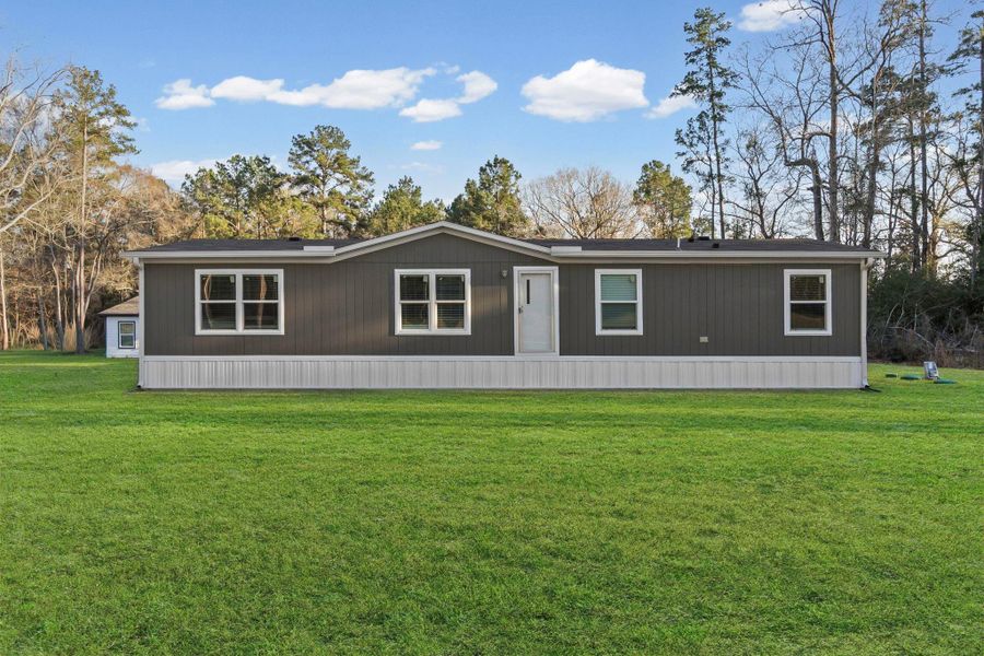Exterior details and patio area of a home in , Livingston (Image 22).