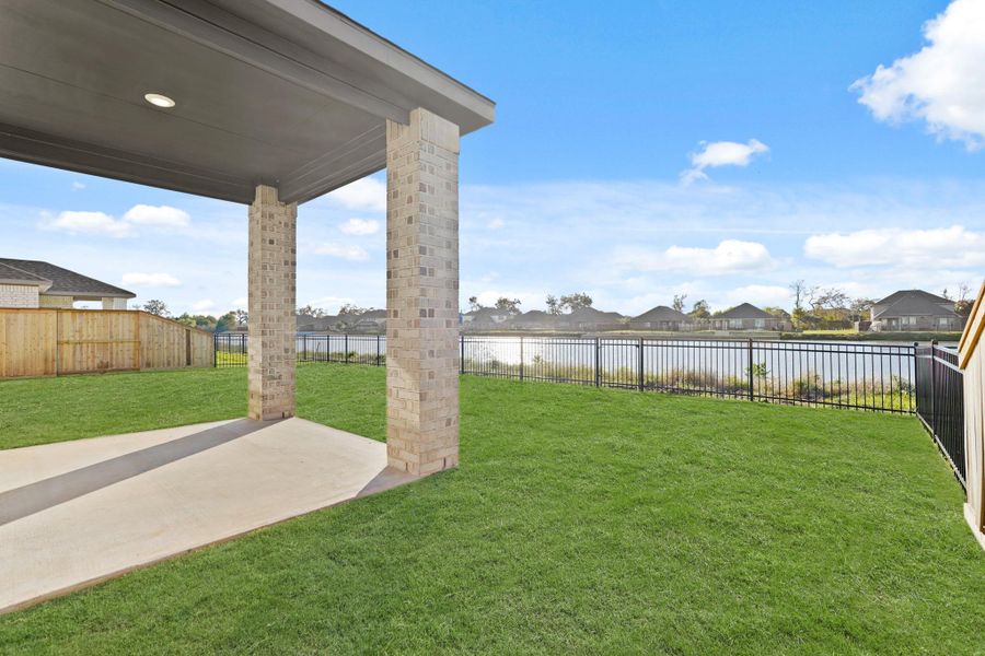 Exterior details and patio area of a home in Woodshore, Clute (Image 4).