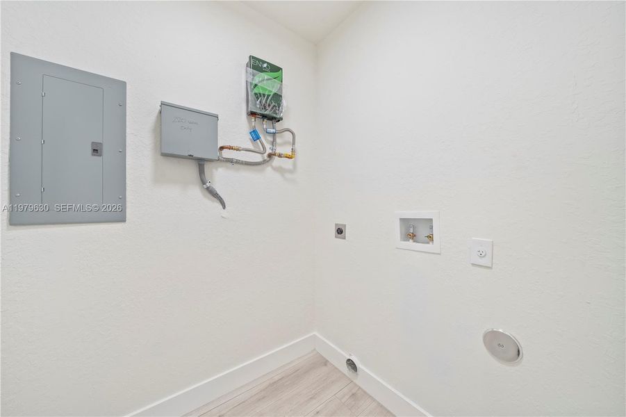 Spacious, unfurnished interior of a new home in , Miami (Image 13).