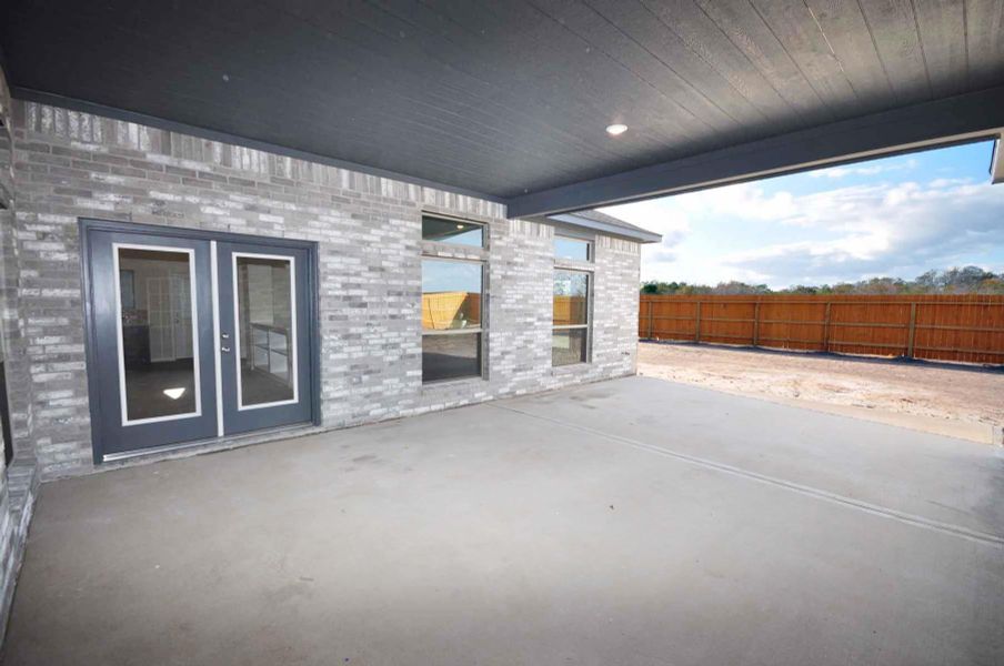 Exterior details and patio area of a home in Pedregal, League City (Image 4).
