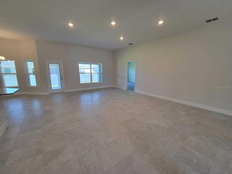 Spacious, unfurnished interior of a new home in Marion Oaks, Ocala (Image 15).