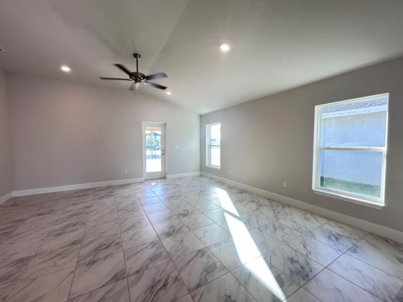 Spacious, unfurnished interior of a new home in Waterstone 52, Fort Pierce (Image 20).