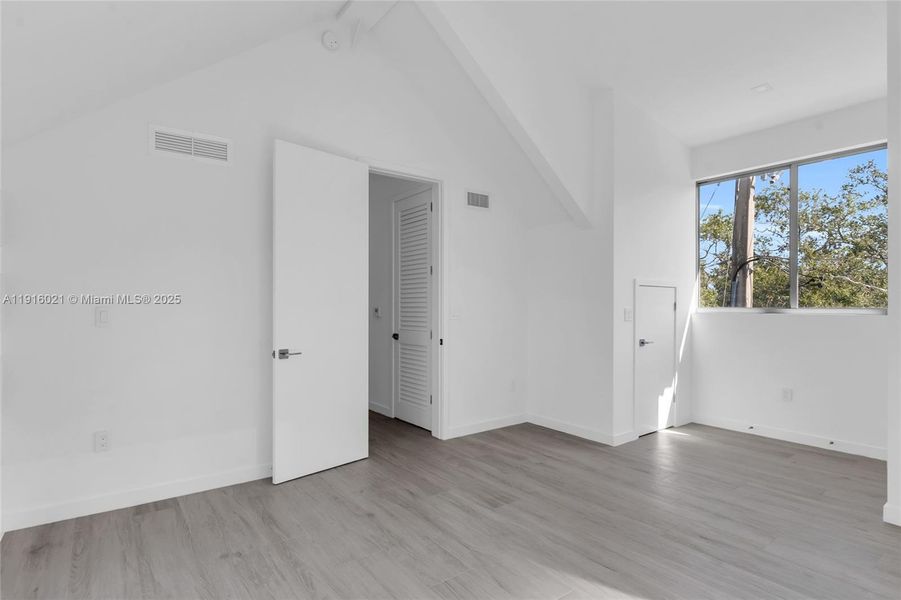 Spacious, unfurnished interior of a new home in , Miami (Image 19).