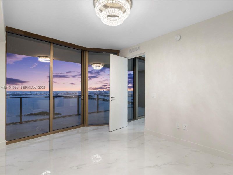 Spacious, unfurnished interior of a new home in Aria Reserve, Miami (Image 38).