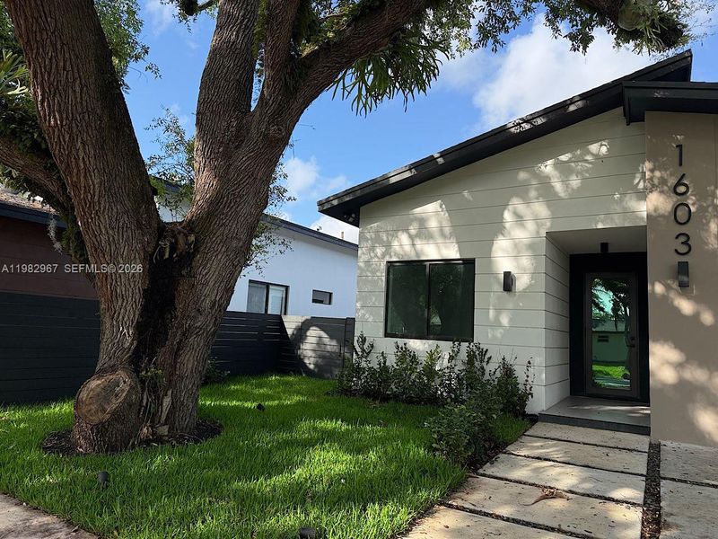 Exterior details and patio area of a home in , Fort Lauderdale (Image 18).