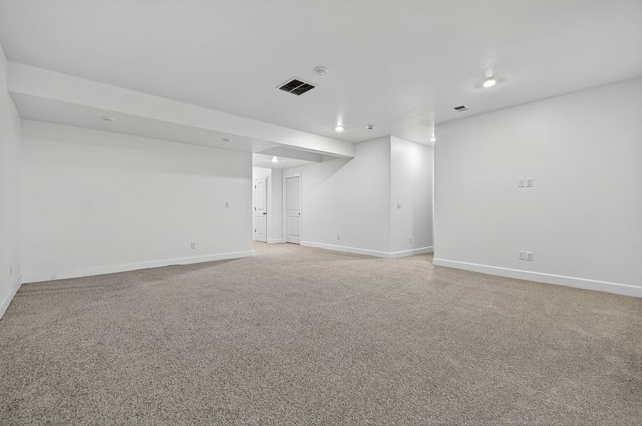 Spacious, unfurnished interior of a new home in Trailstone, Arvada (Image 22).