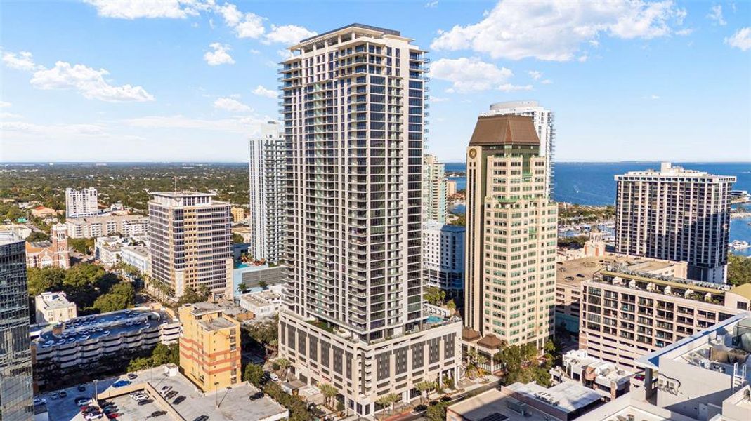 Condo located in St. Petersburg, FL showcasing its design and architecture (Image 3).