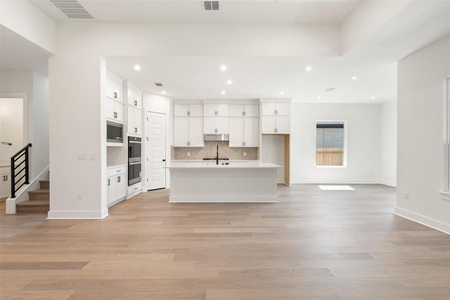 Spacious, unfurnished interior of a new home in Persimmon, Buda (Image 20).