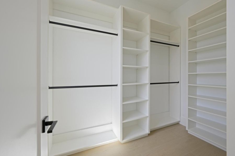 WALK-IN CLOSET WALK-IN CLOSET