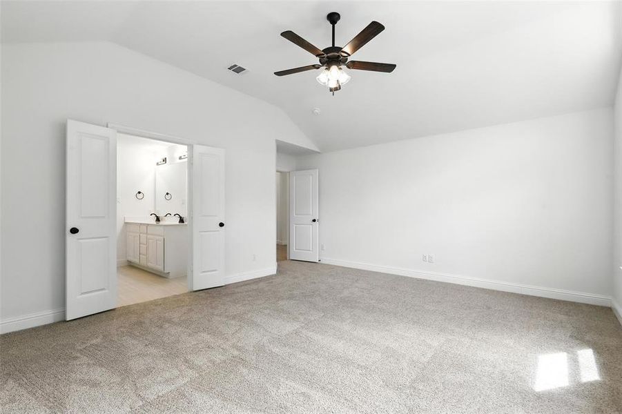 Spacious, unfurnished interior of a new home in Trail Creek, Cleburne (Image 30).