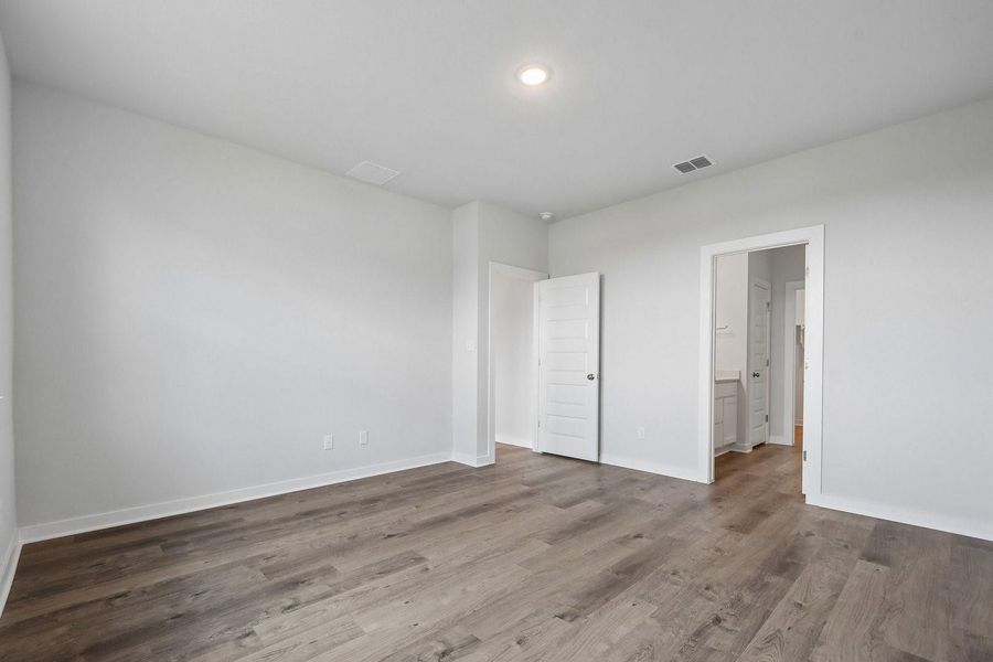 Spacious, unfurnished interior of a new home in Jennings Place, Georgetown (Image 26).