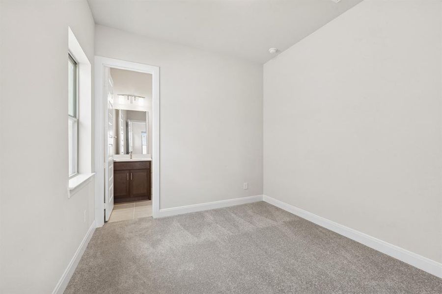 Spacious, unfurnished interior of a new home in Myrtle Creek, Waxahachie (Image 23).