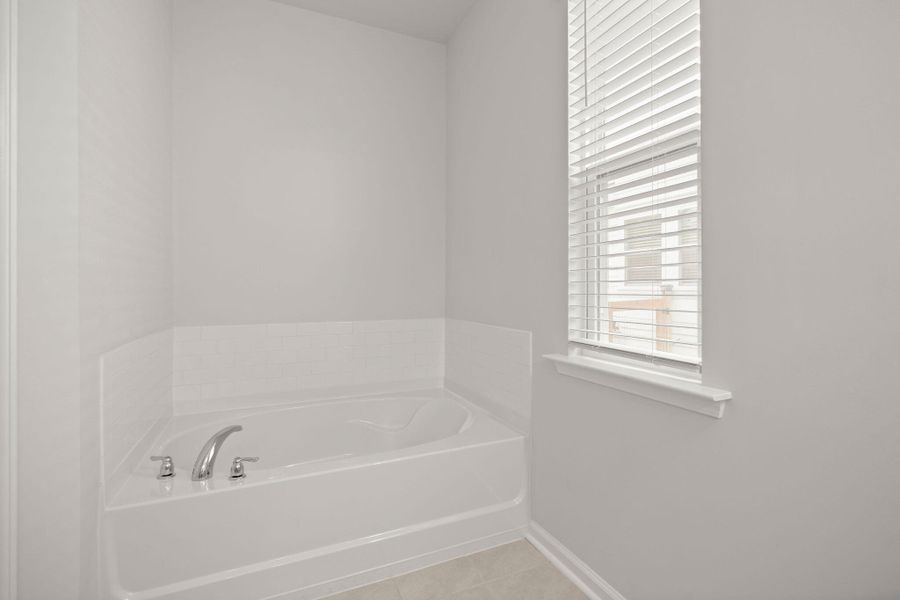 Spacious, unfurnished interior of a new home in The Ponds, Summerville (Image 36).