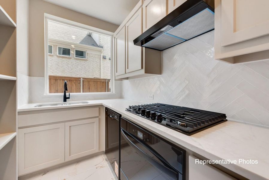 Representative furnished interior of a home built from the Grandview by Grand Homes in Dominion of Pleasant Valley, Wylie (Image 7).
