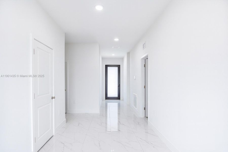 Spacious, unfurnished interior of a new home in , Lehigh Acres (Image 15).