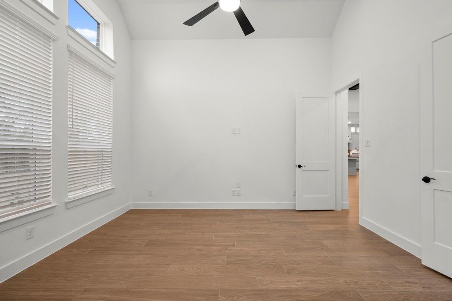 Spacious, unfurnished interior of a new home in Evergreen, Conroe (Image 36).