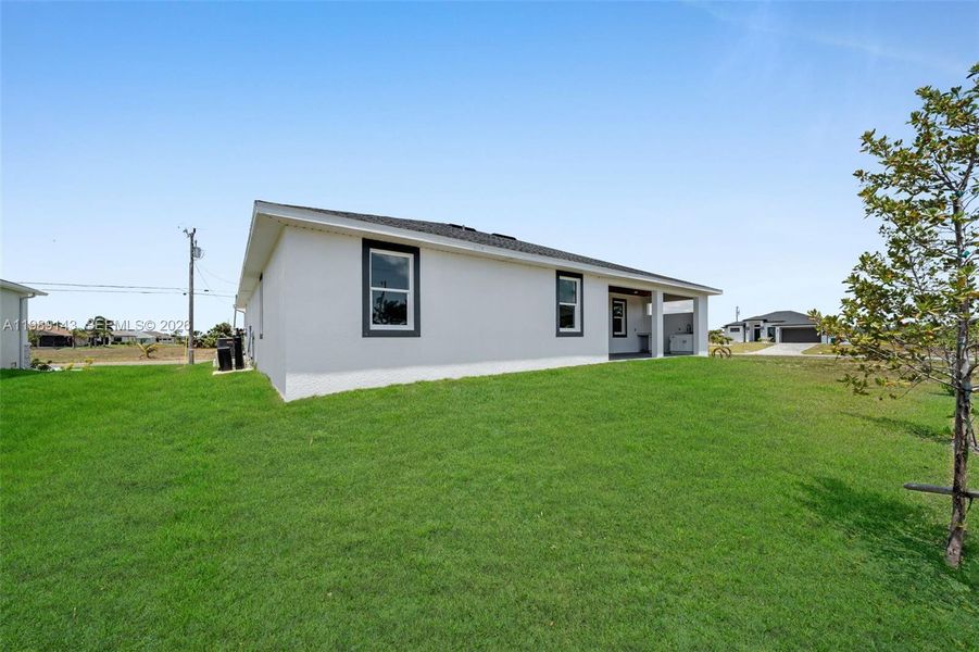 Exterior details and patio area of a home in , Cape Coral (Image 24).