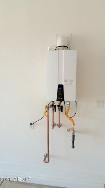 Tankless gas water heater
