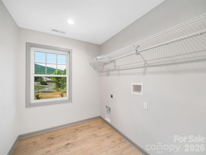 Spacious, unfurnished interior of a new home in , Burnsville (Image 14).