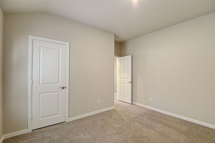 Spacious, unfurnished interior of a new home in Stratton Place, Greenville (Image 9).