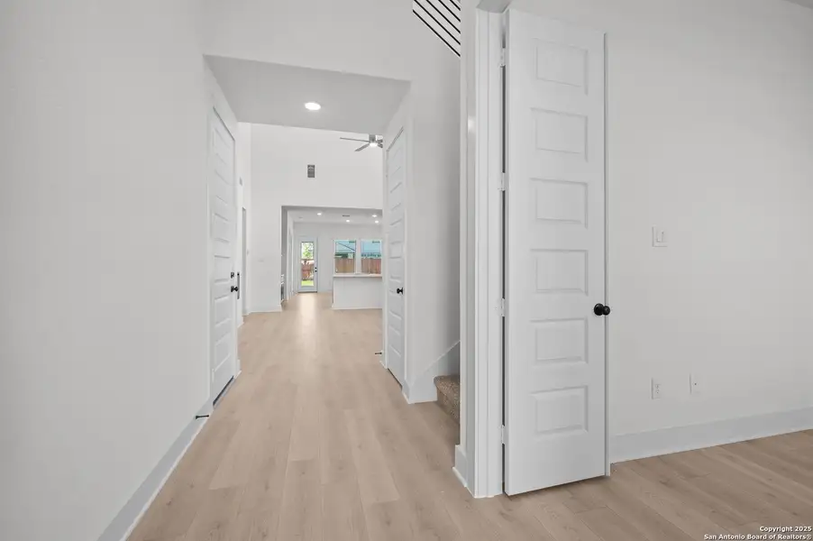 Spacious, unfurnished interior of a new home in Stillwater Ranch, San Antonio (Image 16).