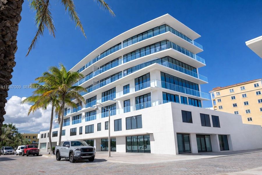 Condo located in Hollywood, FL showcasing its design and architecture (Image 8).