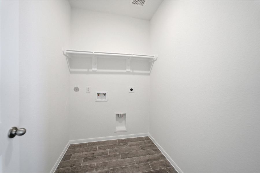 Spacious, unfurnished interior of a new home in Canterra Creek, Rosharon (Image 21).