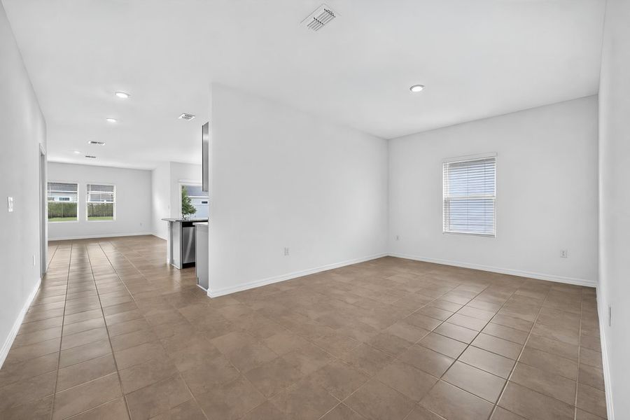 Spacious, unfurnished interior of a new home in Coopers Meadow, Jacksonville (Image 17).