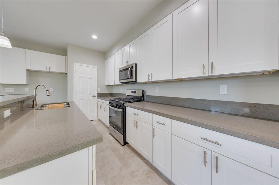 The kitchen boasts beautiful white cabinets that not only provide ample storage but also enhance the room’s clean and modern aesthetic. Their bright, fresh look adds a touch of elegance, making the kitchen feel spacious and inviting, perfect for both daily cooking and entertaining.