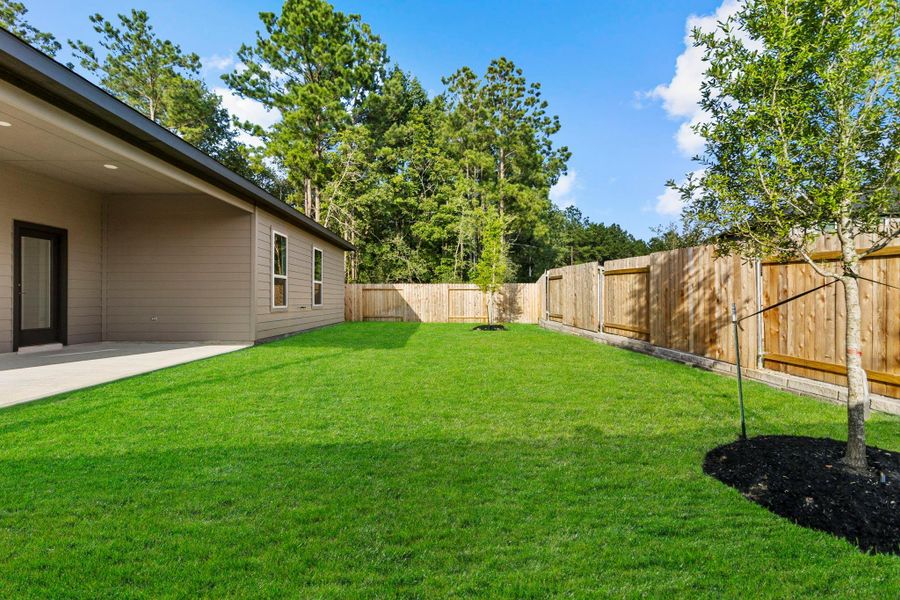 Exterior details and patio area of a home in Silverthorne, Conroe (Image 3).