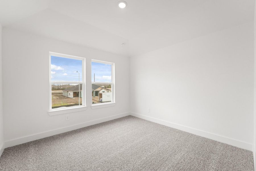 Spacious, unfurnished interior of a new home in Riverside Estates, Mont Belvieu (Image 16).