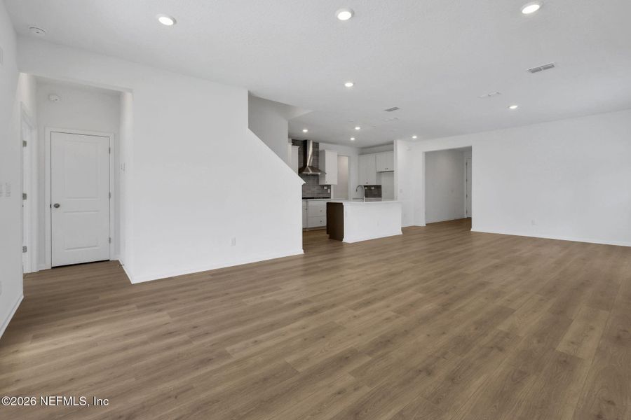 Spacious, unfurnished interior of a new home in Jennings Farm, Middleburg (Image 33).