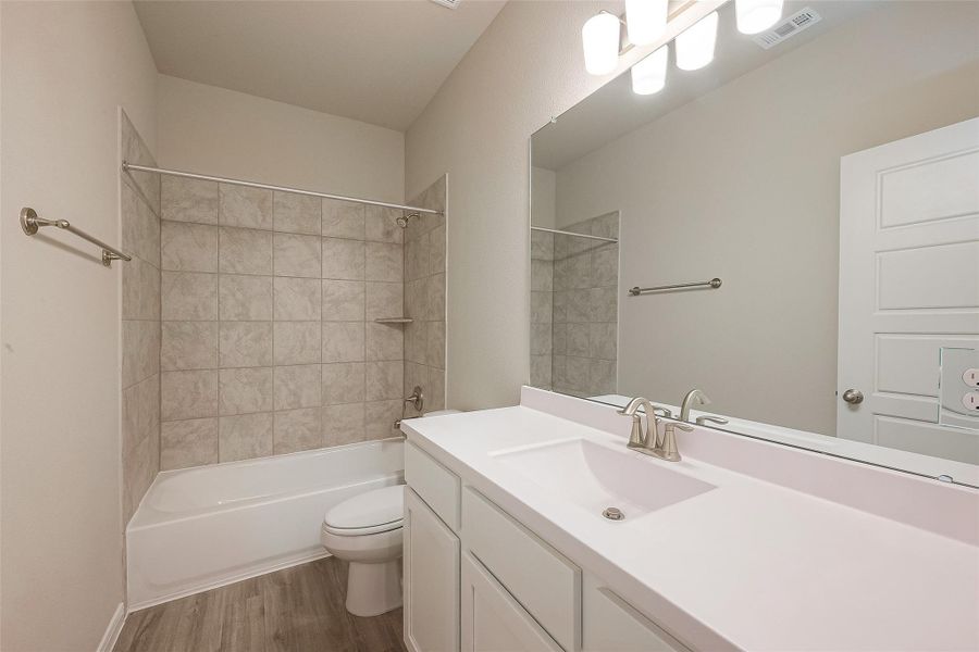 Furnished interior view inside a new home in Rollingbrook Estates, Baytown (Image 7). Furnished interior view inside a new home in Rollingbrook Estates, Baytown (Image 7).