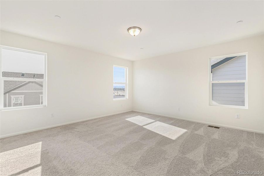 Spacious, unfurnished interior of a new home in Turnberry, Commerce City (Image 32).