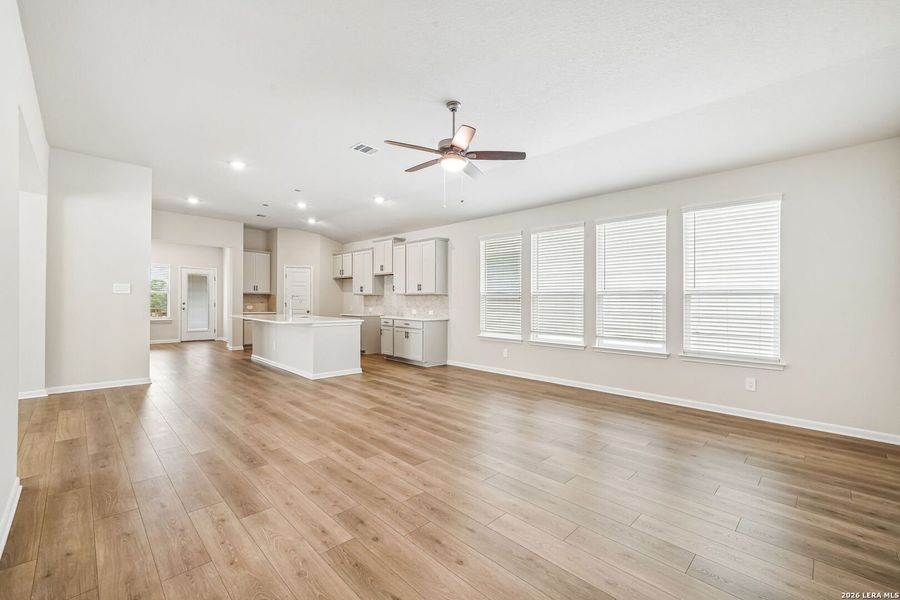 Spacious, unfurnished interior of a new home in Thomas Pond, San Antonio (Image 28).