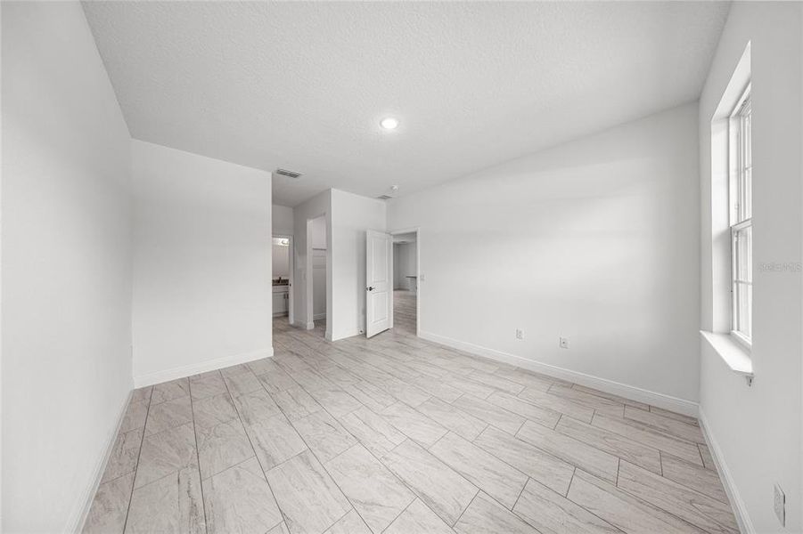 Spacious, unfurnished interior of a new home in , Ocala (Image 27).