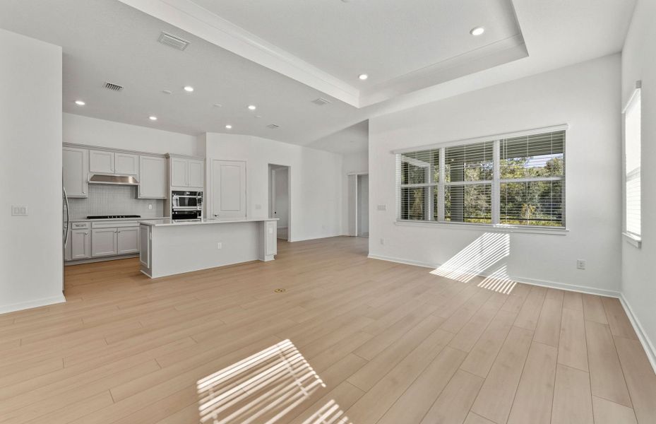 Spacious, unfurnished interior of a new home in Del Webb River Reserve, Spring Hill (Image 11).