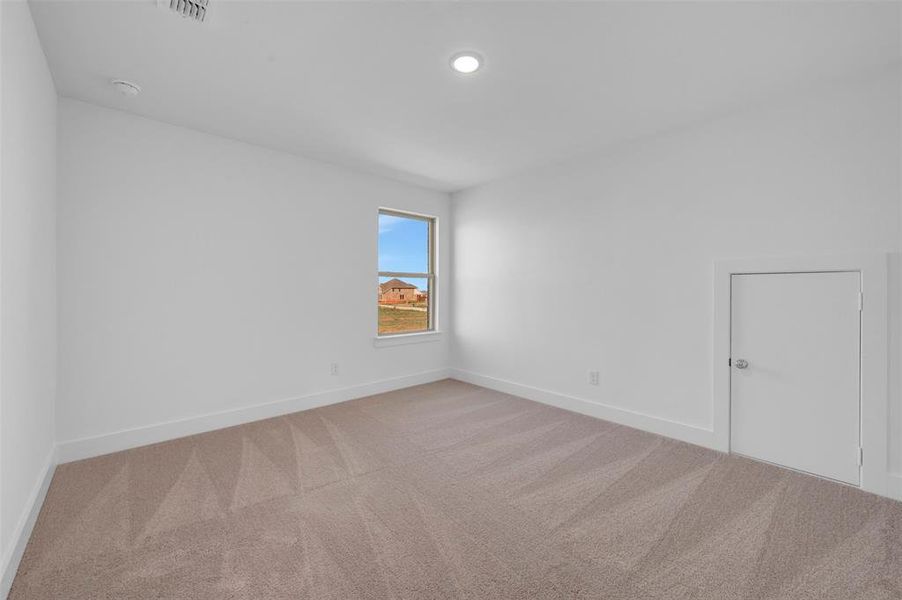 Spacious, unfurnished interior of a new home in Lily Creek at Sutton Fields, Aubrey (Image 38). Spacious, unfurnished interior of a new home in Lily Creek at Sutton Fields, Aubrey (Image 38).
