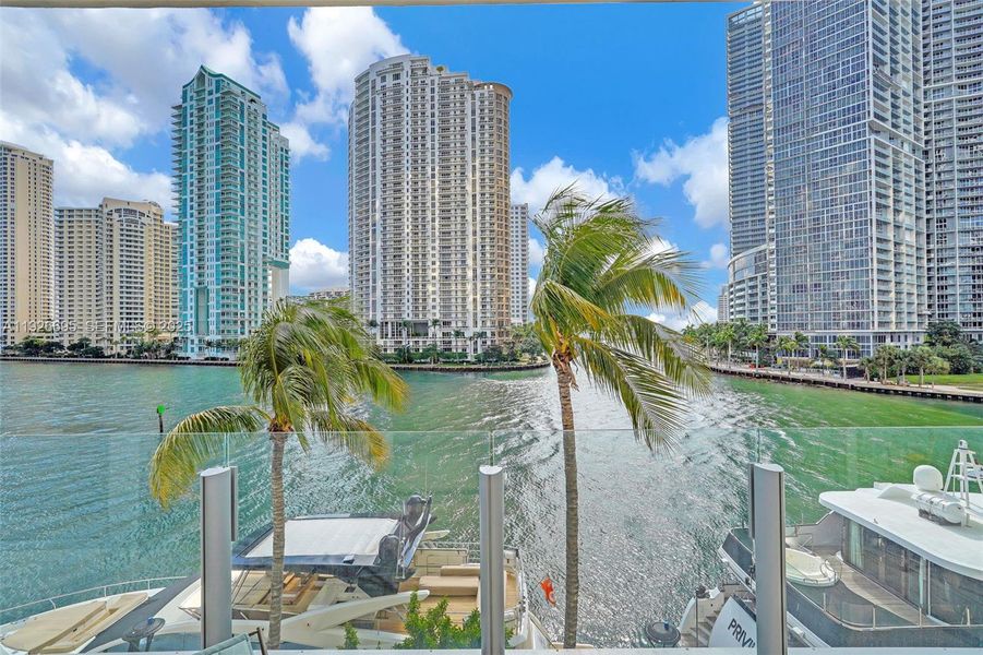 Condo located in Miami, FL showcasing its design and architecture (Image 21).