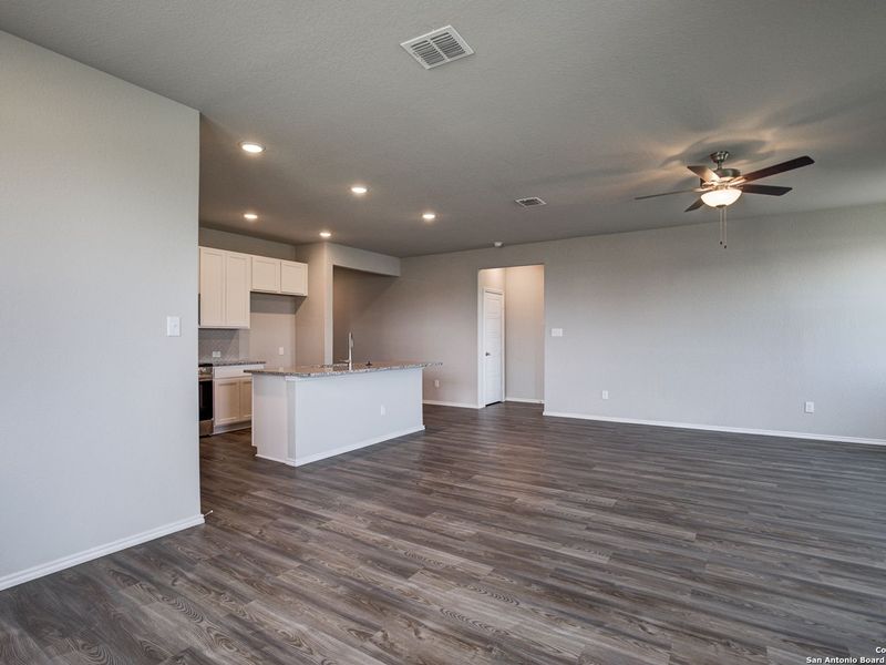 Spacious, unfurnished interior of a new home in Hannah Heights, Seguin (Image 7).