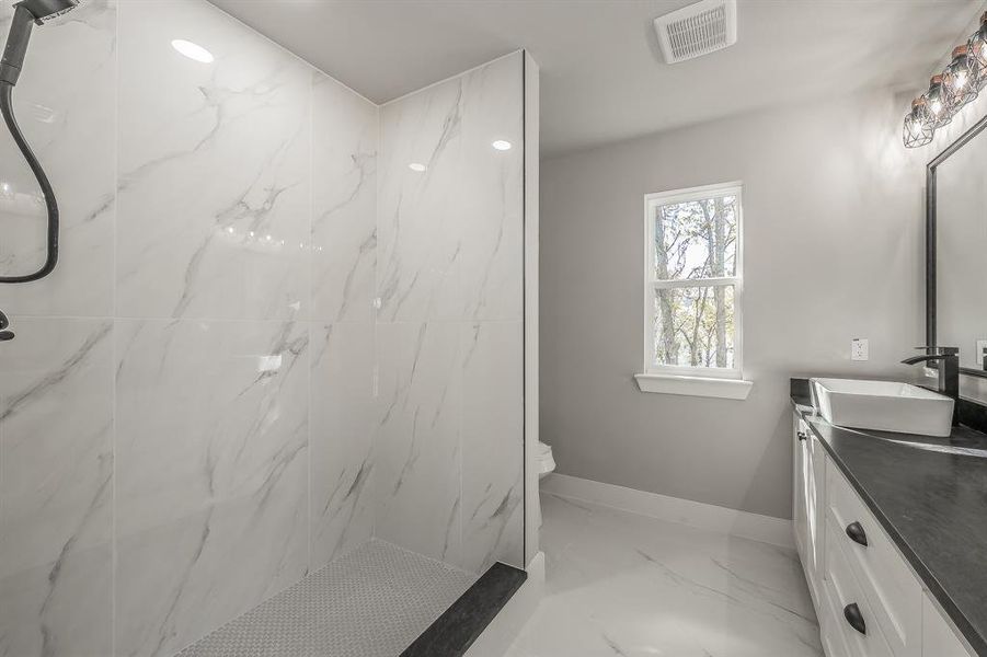 Furnished interior view inside a new home in , Alvarado (Image 16).