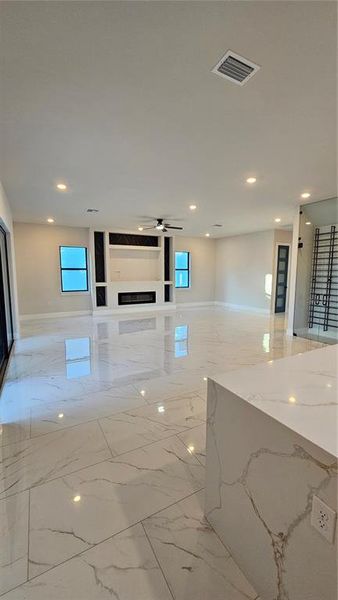 Spacious, unfurnished interior of a new home in , Tampa (Image 27).