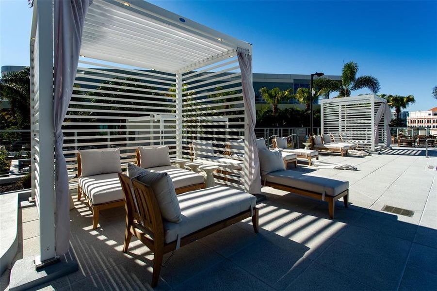 Condo located in St. Petersburg, FL showcasing its design and architecture (Image 15).