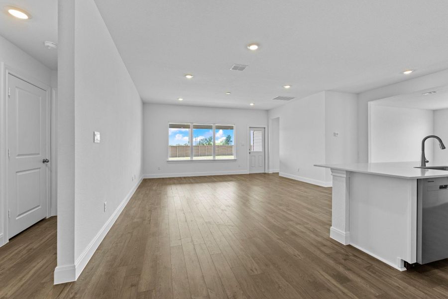 Spacious, unfurnished interior of a new home in Railhead, Cedar Creek (Image 29).