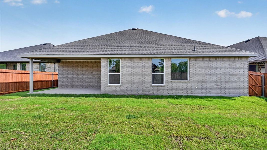 Exterior details and patio area of a home in Lakeview Pointe, Grand Prairie (Image 4).