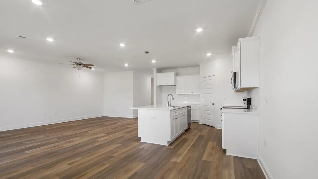 Spacious, unfurnished interior of a new home in Caballeros Estates At Hombre, Panama City Beach (Image 15).
