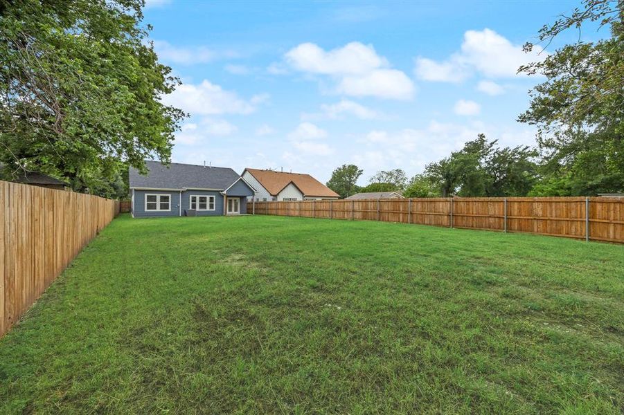 Exterior details and patio area of a home in , Dallas (Image 3).