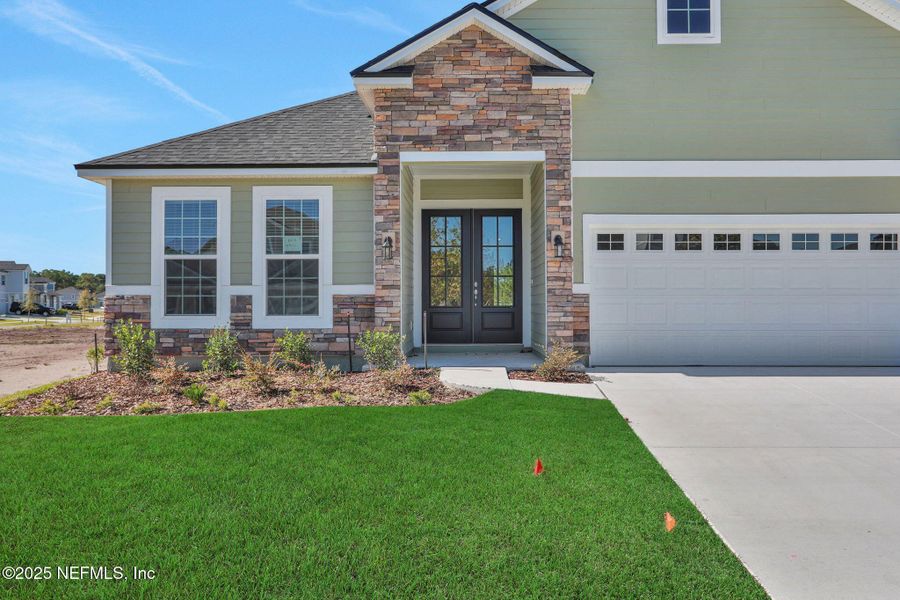 Exterior details and patio area of a home in Hyland Trail, Green Cove Springs (Image 3).